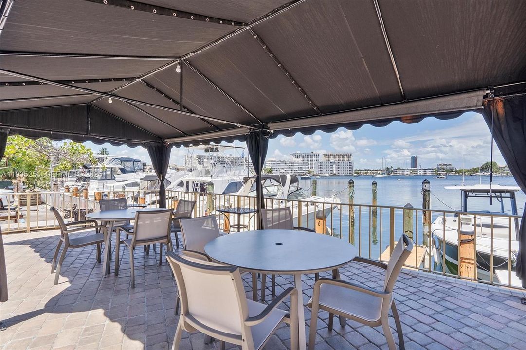 For Sale: $269,000 (1 beds, 1 baths, 982 Square Feet)