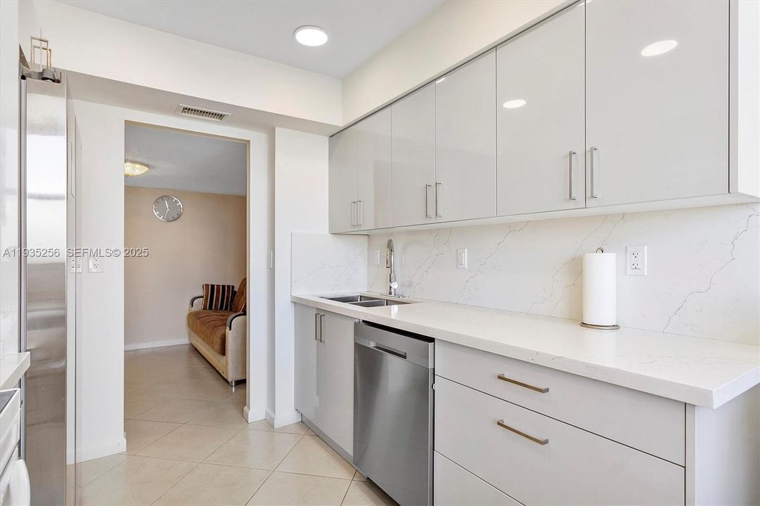 For Sale: $269,000 (1 beds, 1 baths, 982 Square Feet)