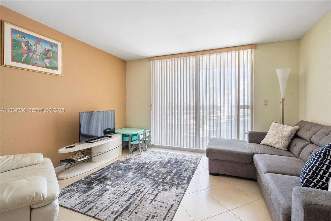 For Sale: $269,000 (1 beds, 1 baths, 982 Square Feet)