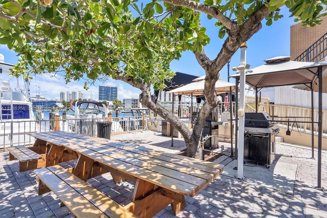 For Sale: $269,000 (1 beds, 1 baths, 982 Square Feet)