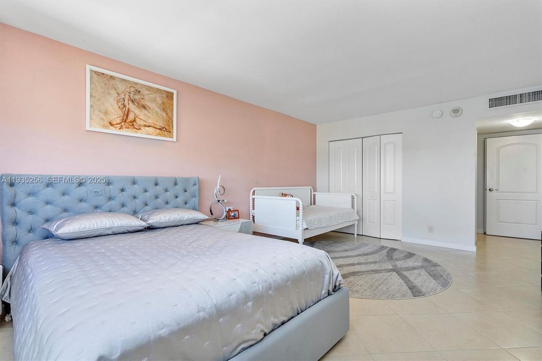 For Sale: $269,000 (1 beds, 1 baths, 982 Square Feet)