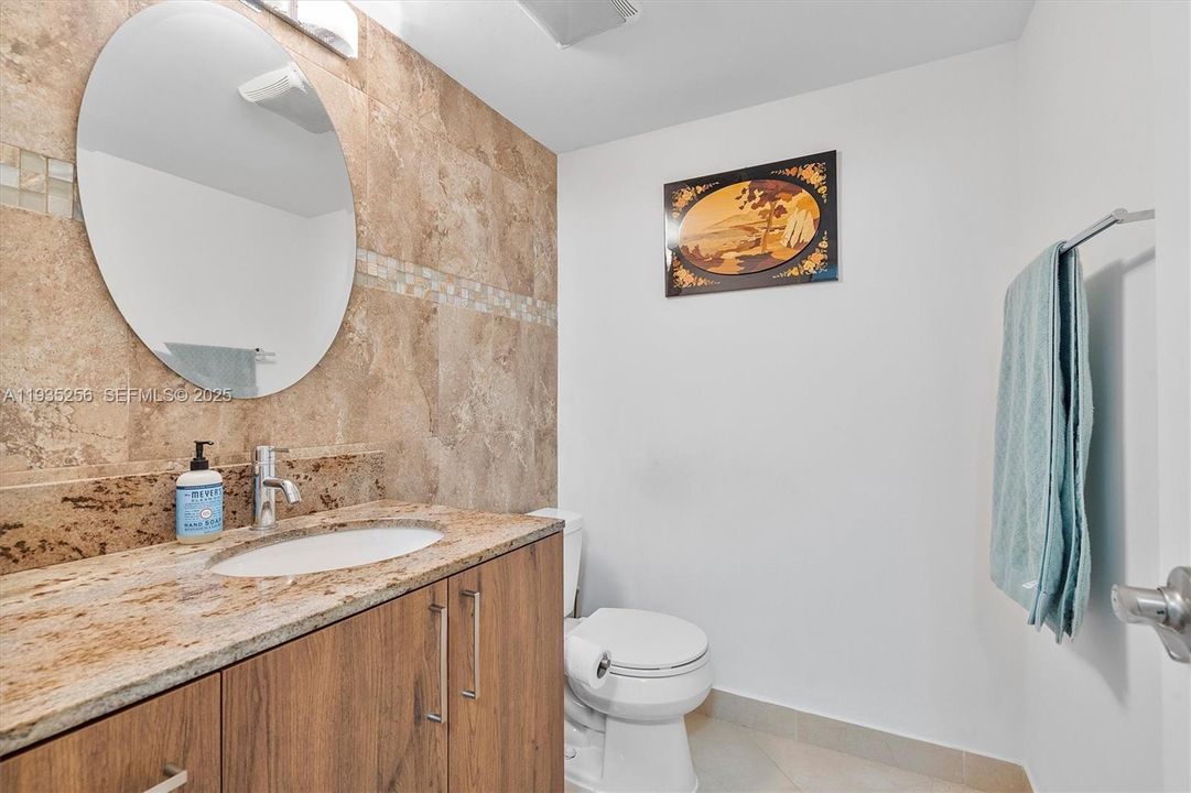 For Sale: $269,000 (1 beds, 1 baths, 982 Square Feet)