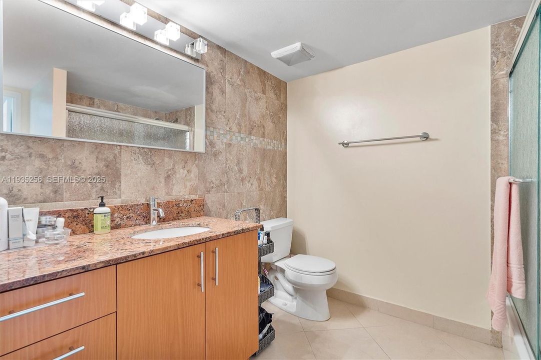 For Sale: $269,000 (1 beds, 1 baths, 982 Square Feet)