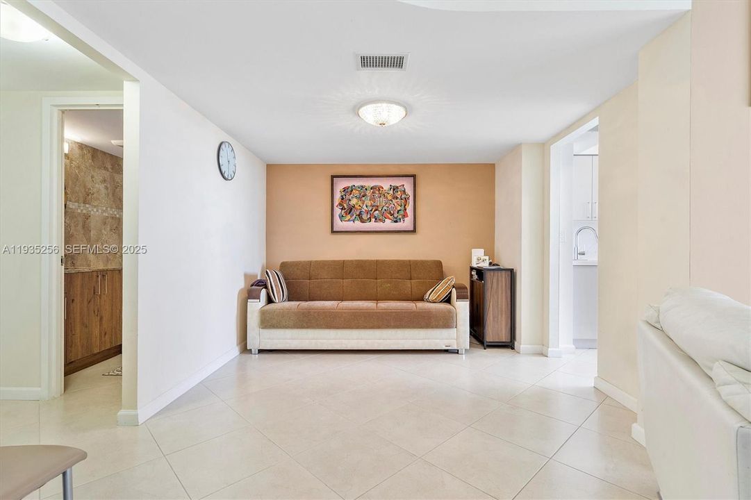 For Sale: $269,000 (1 beds, 1 baths, 982 Square Feet)