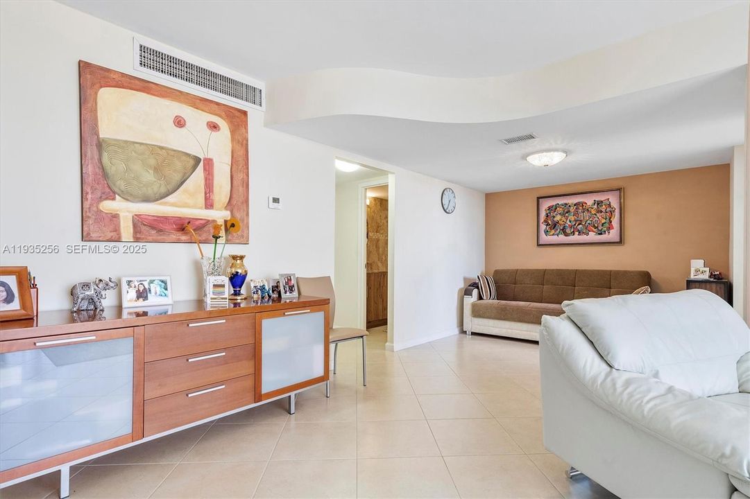 For Sale: $269,000 (1 beds, 1 baths, 982 Square Feet)