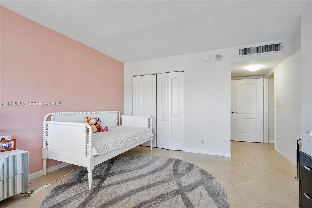 For Sale: $269,000 (1 beds, 1 baths, 982 Square Feet)