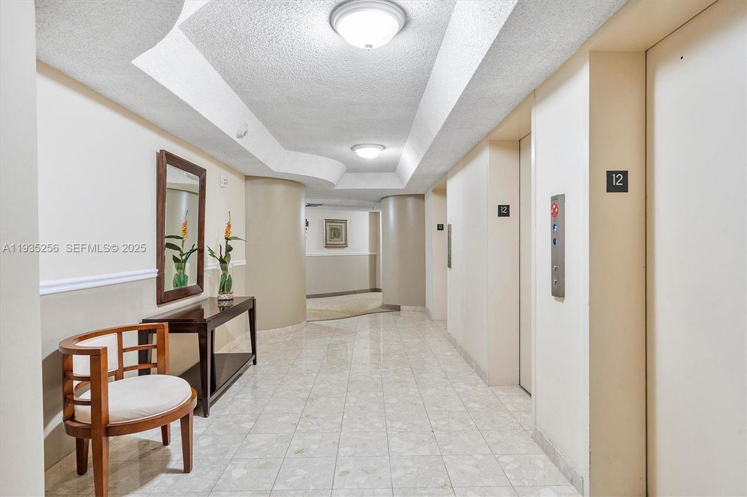 For Sale: $269,000 (1 beds, 1 baths, 982 Square Feet)