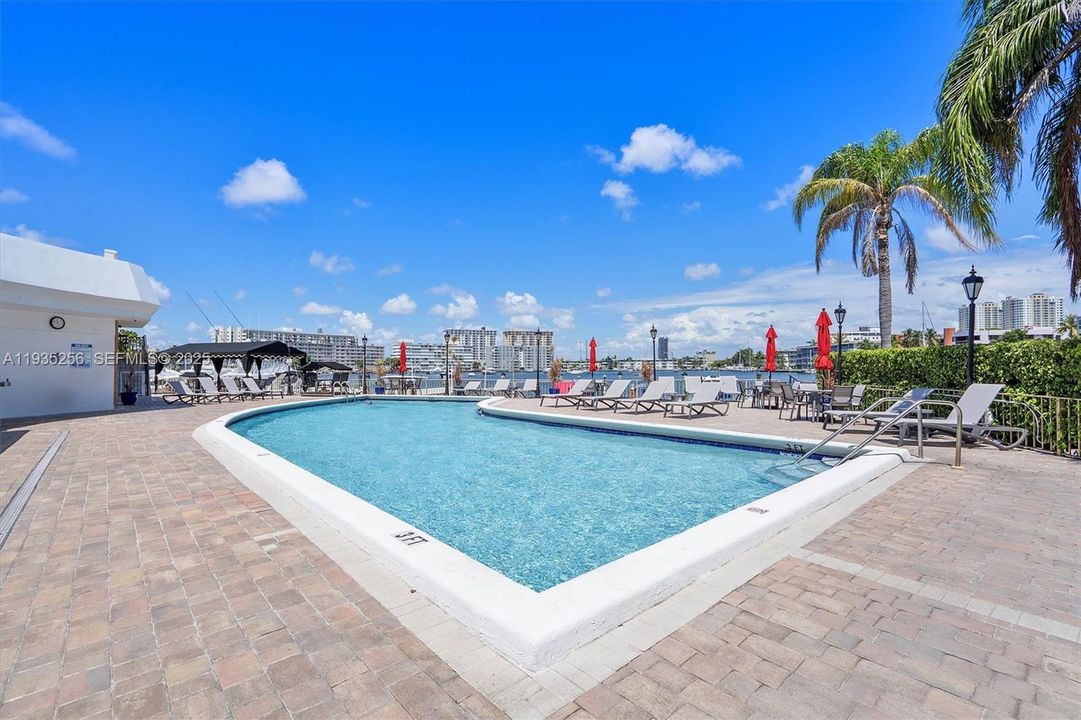 For Sale: $269,000 (1 beds, 1 baths, 982 Square Feet)