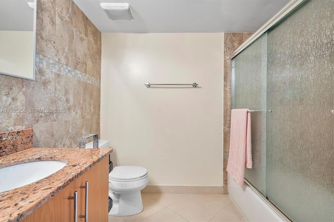 For Sale: $269,000 (1 beds, 1 baths, 982 Square Feet)