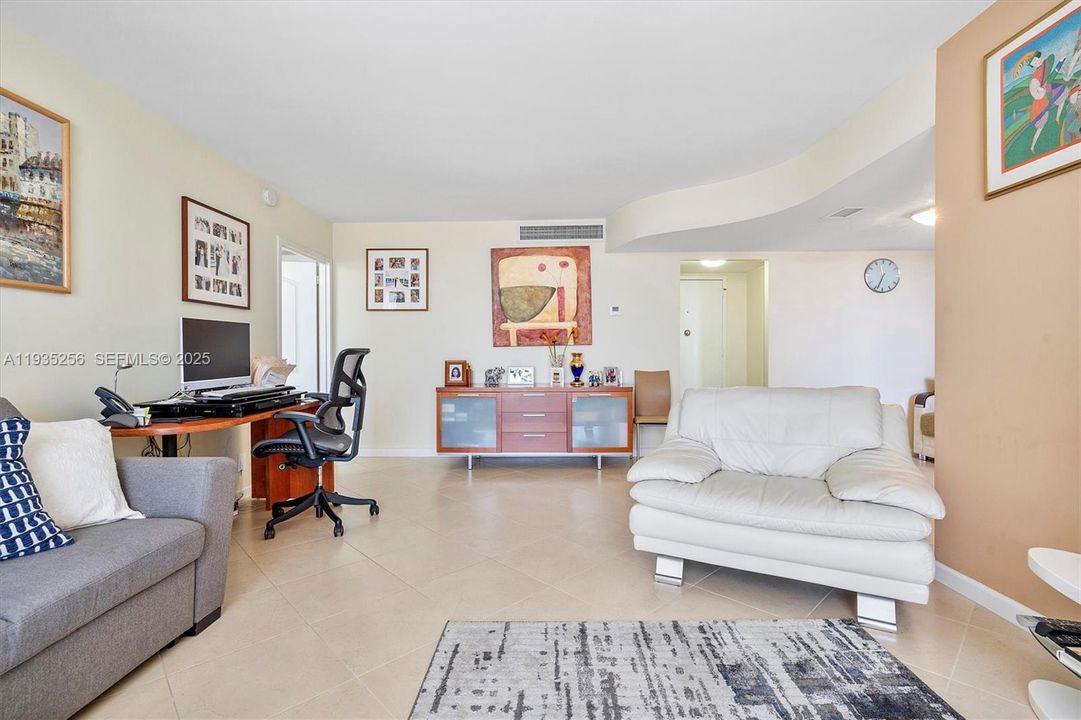 For Sale: $269,000 (1 beds, 1 baths, 982 Square Feet)