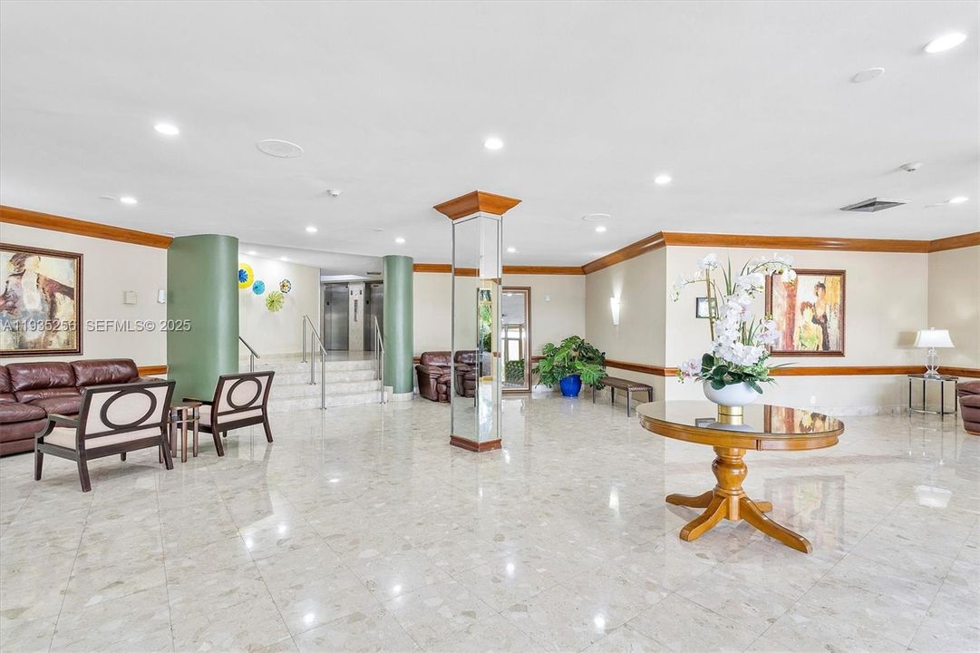 For Sale: $269,000 (1 beds, 1 baths, 982 Square Feet)