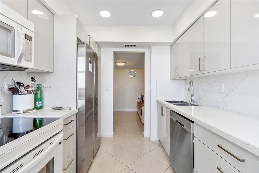 For Sale: $269,000 (1 beds, 1 baths, 982 Square Feet)