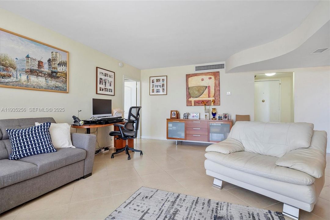 For Sale: $269,000 (1 beds, 1 baths, 982 Square Feet)