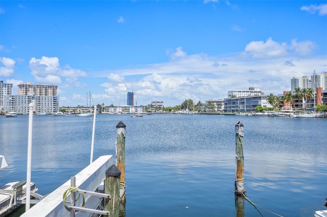 For Sale: $269,000 (1 beds, 1 baths, 982 Square Feet)