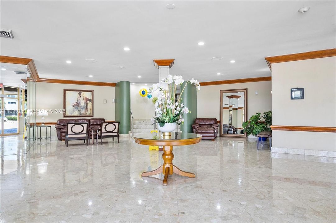 For Sale: $269,000 (1 beds, 1 baths, 982 Square Feet)