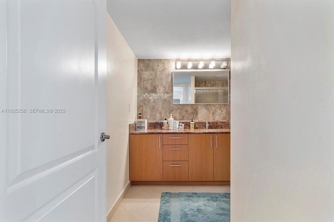 For Sale: $269,000 (1 beds, 1 baths, 982 Square Feet)