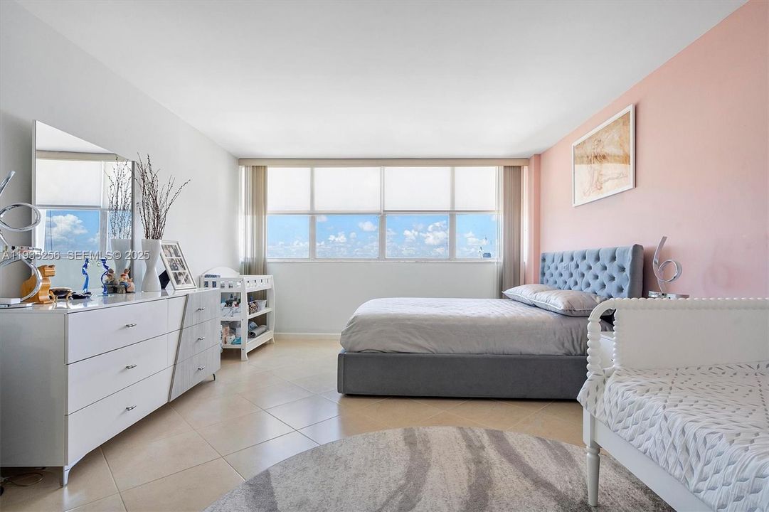 For Sale: $269,000 (1 beds, 1 baths, 982 Square Feet)