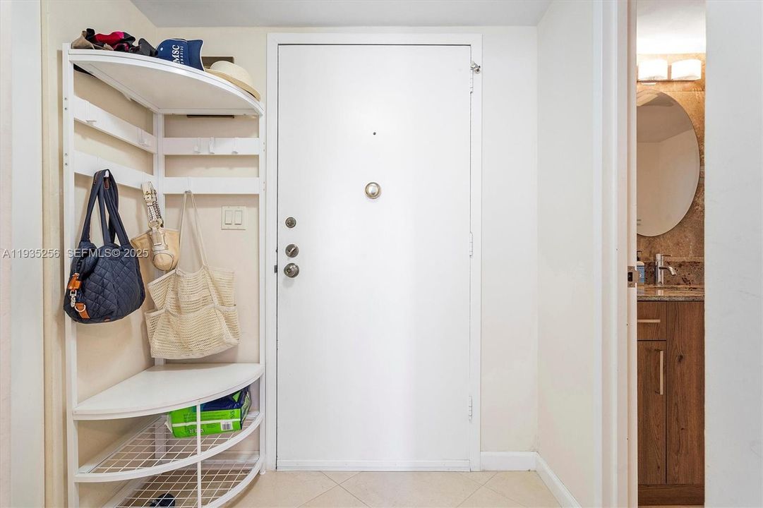 For Sale: $269,000 (1 beds, 1 baths, 982 Square Feet)