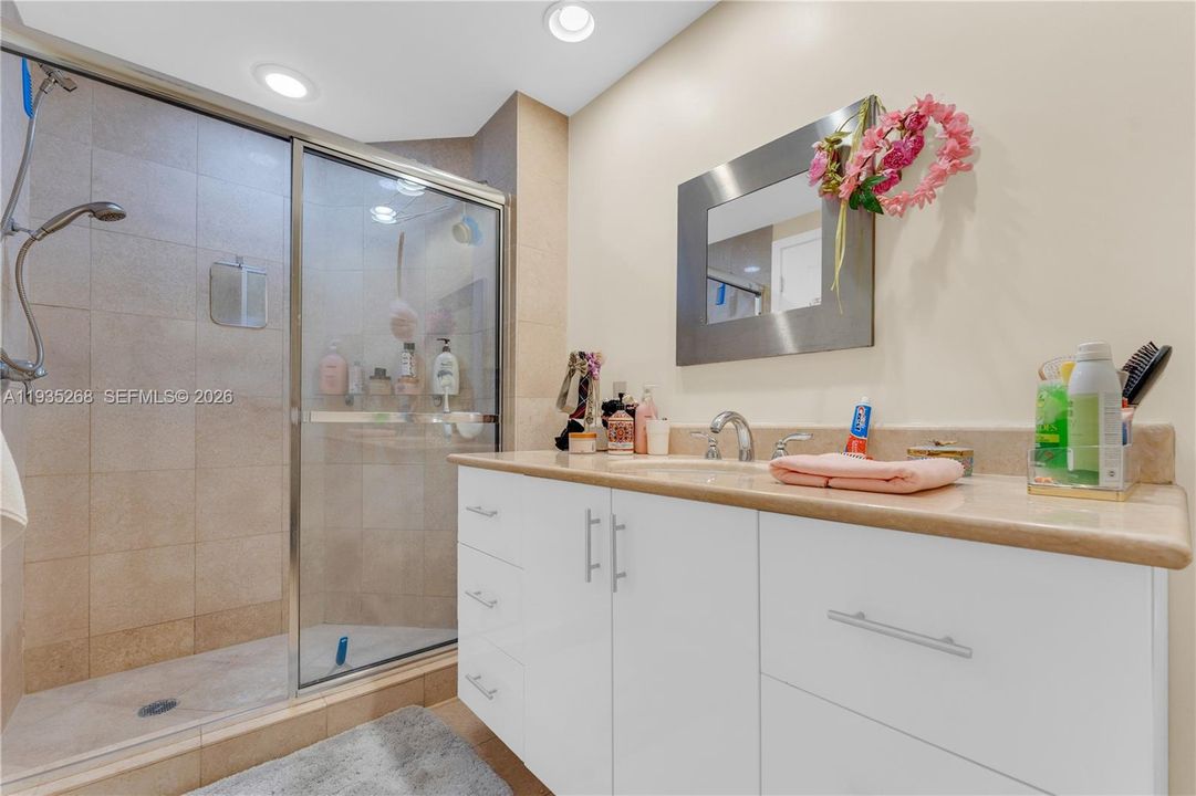En Venta: $1,499,000 (3 camas, 3 baños, 2115 Pies cuadrados)