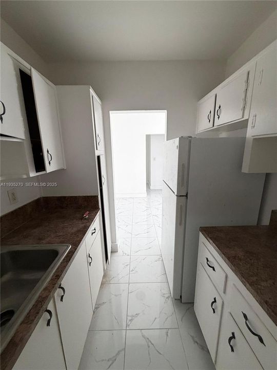 For Rent: $1,950 (1 beds, 1 baths, 7943 Square Feet)