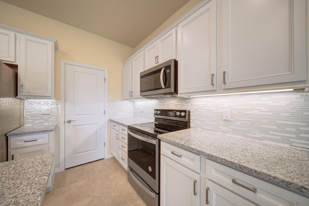 В аренду: $4,300 (3 спален, 2 ванн, 1760 Квадратных фут)