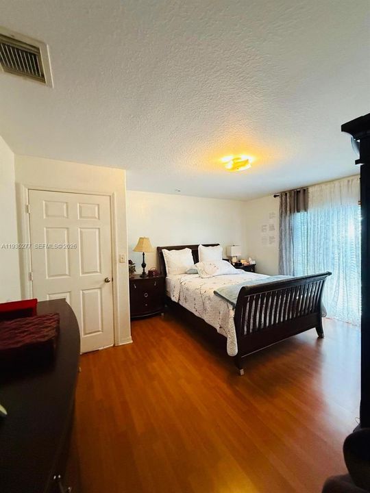 For Sale: $500,000 (3 beds, 2 baths, 1290 Square Feet)