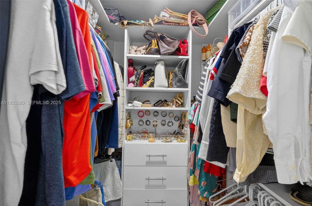 For Rent: $2,850 (2 beds, 2 baths, 926 Square Feet)