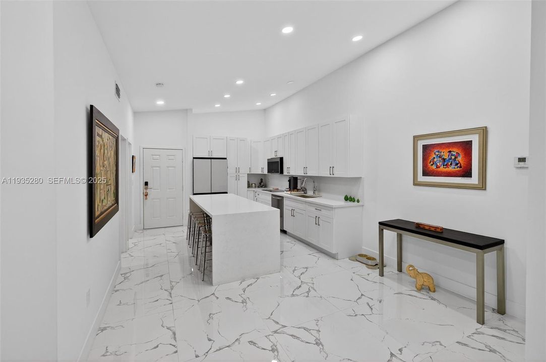 For Rent: $2,850 (2 beds, 2 baths, 926 Square Feet)