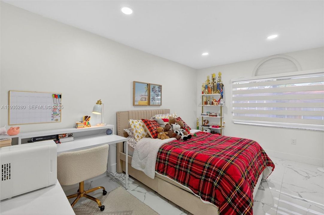 For Rent: $2,850 (2 beds, 2 baths, 926 Square Feet)