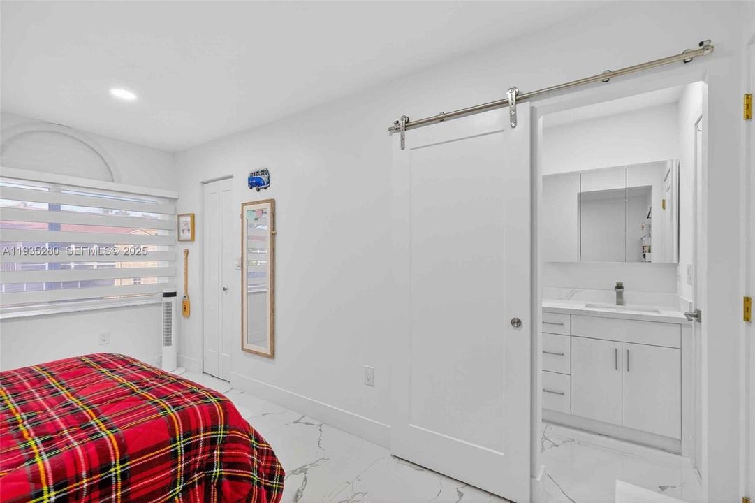 For Rent: $2,850 (2 beds, 2 baths, 926 Square Feet)