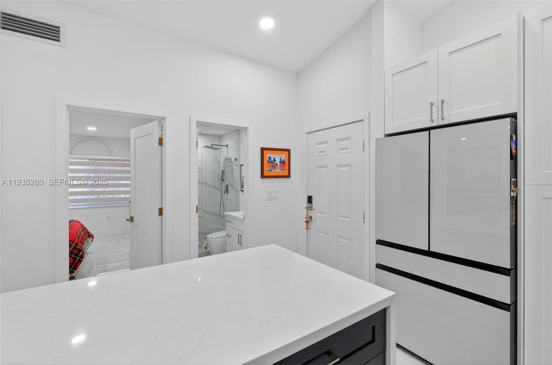 For Rent: $2,850 (2 beds, 2 baths, 926 Square Feet)