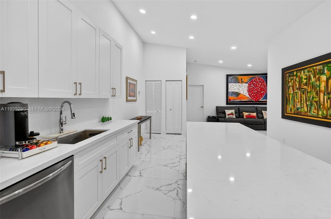 For Rent: $2,850 (2 beds, 2 baths, 926 Square Feet)