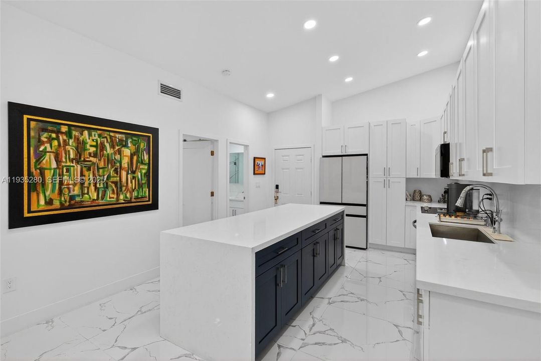 For Rent: $2,850 (2 beds, 2 baths, 926 Square Feet)