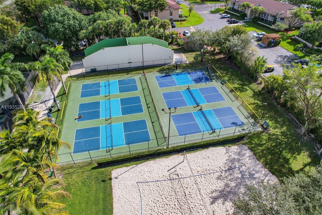 For Rent: $2,850 (2 beds, 2 baths, 926 Square Feet)