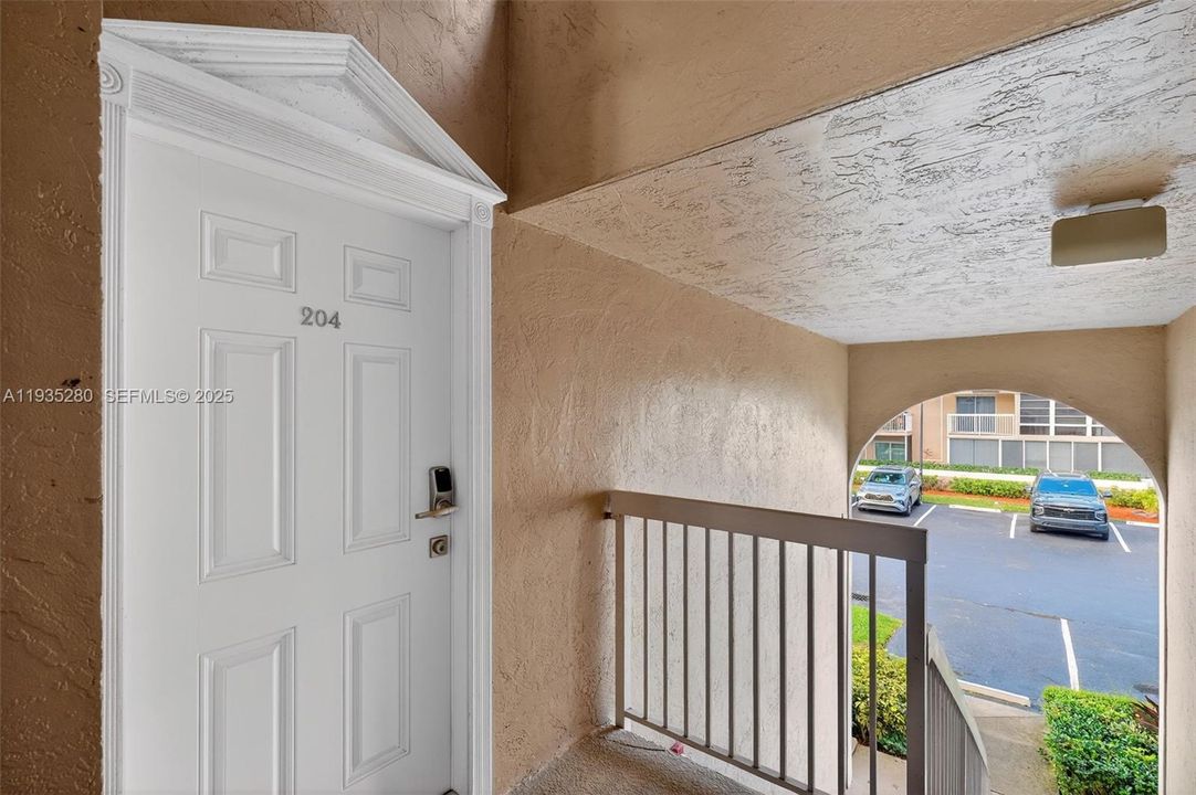 For Rent: $2,850 (2 beds, 2 baths, 926 Square Feet)