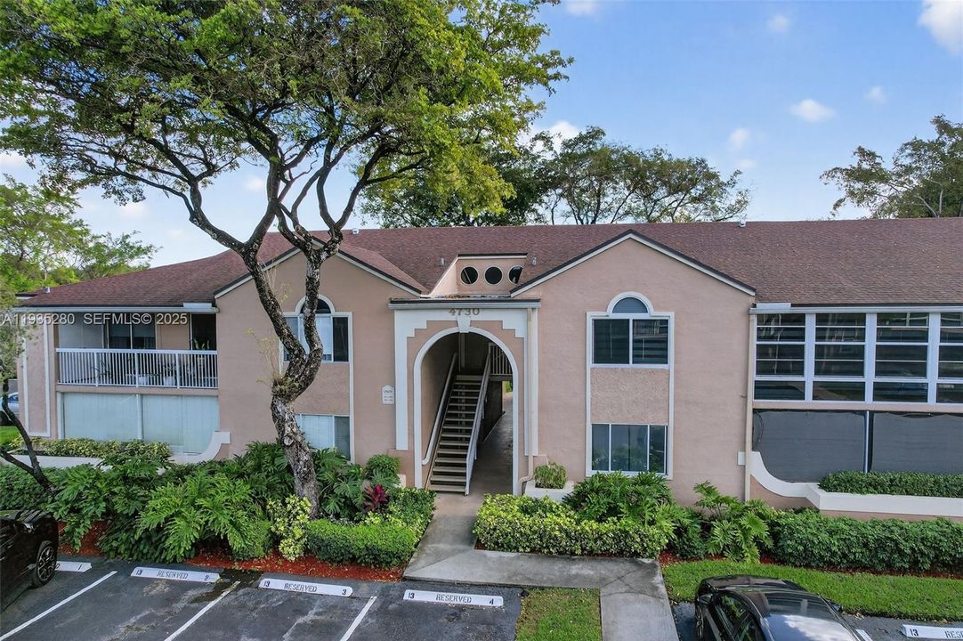 For Rent: $2,850 (2 beds, 2 baths, 926 Square Feet)