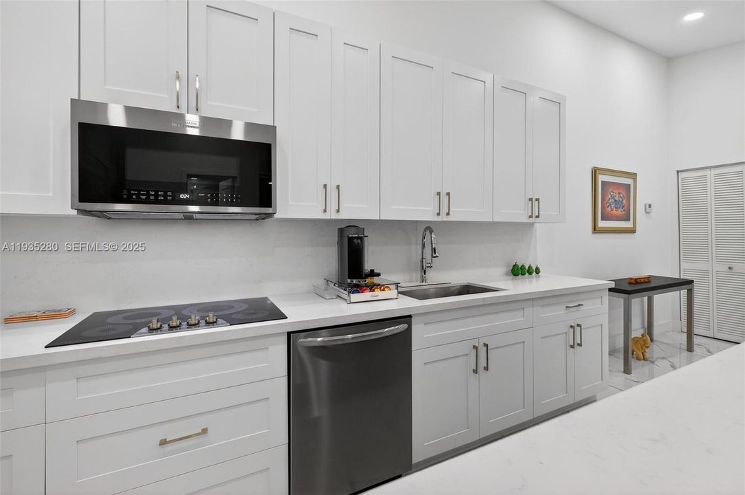 For Rent: $2,850 (2 beds, 2 baths, 926 Square Feet)