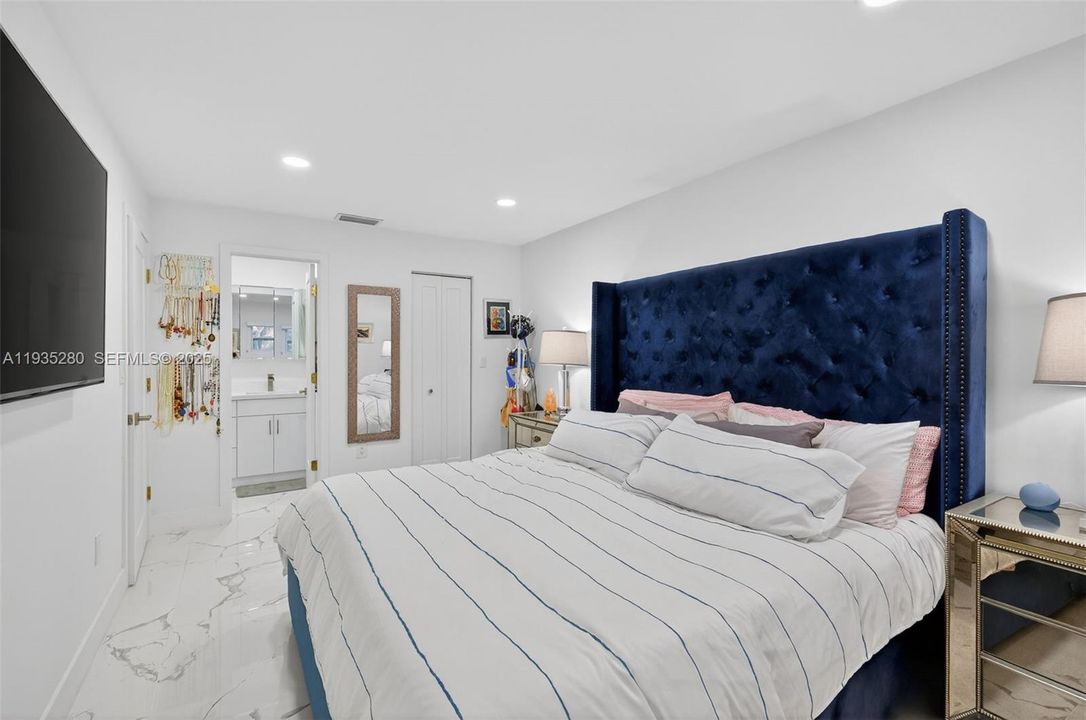 For Rent: $2,850 (2 beds, 2 baths, 926 Square Feet)