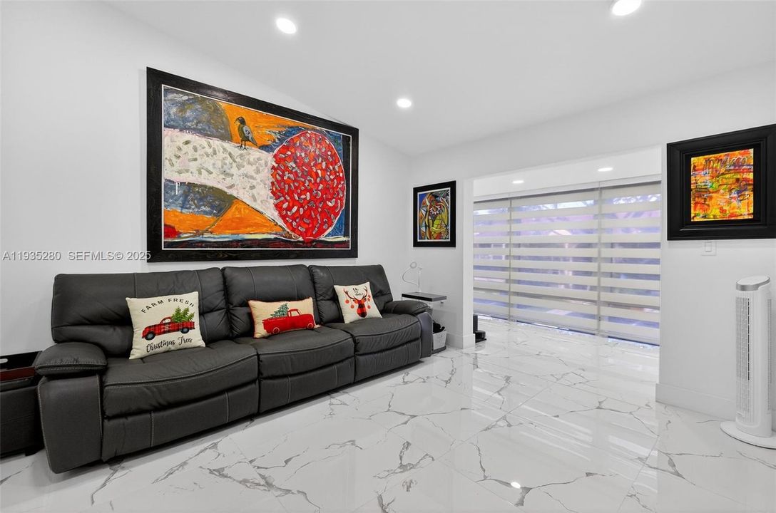 For Rent: $2,850 (2 beds, 2 baths, 926 Square Feet)