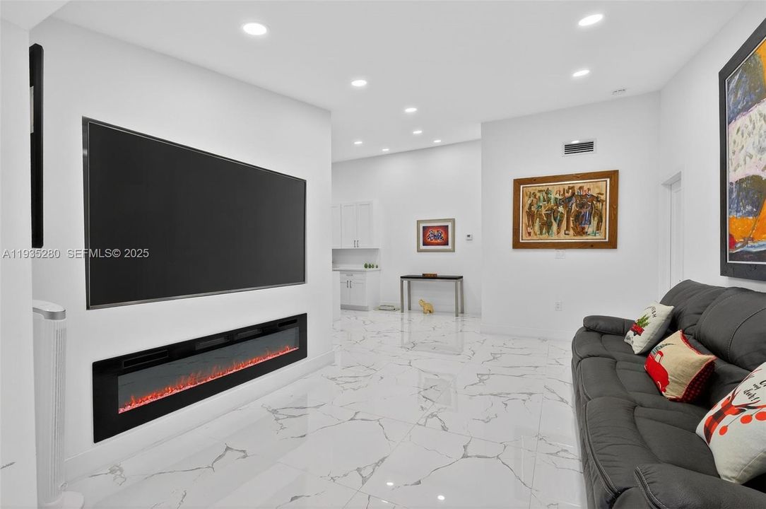 For Rent: $2,850 (2 beds, 2 baths, 926 Square Feet)