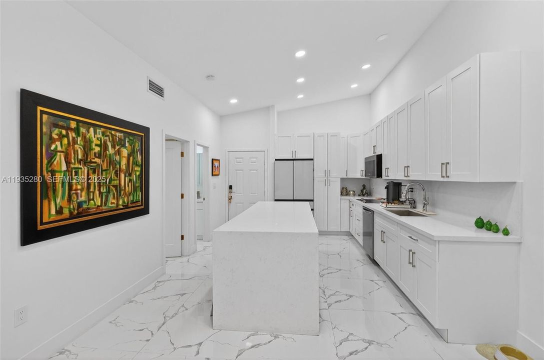 For Rent: $2,850 (2 beds, 2 baths, 926 Square Feet)