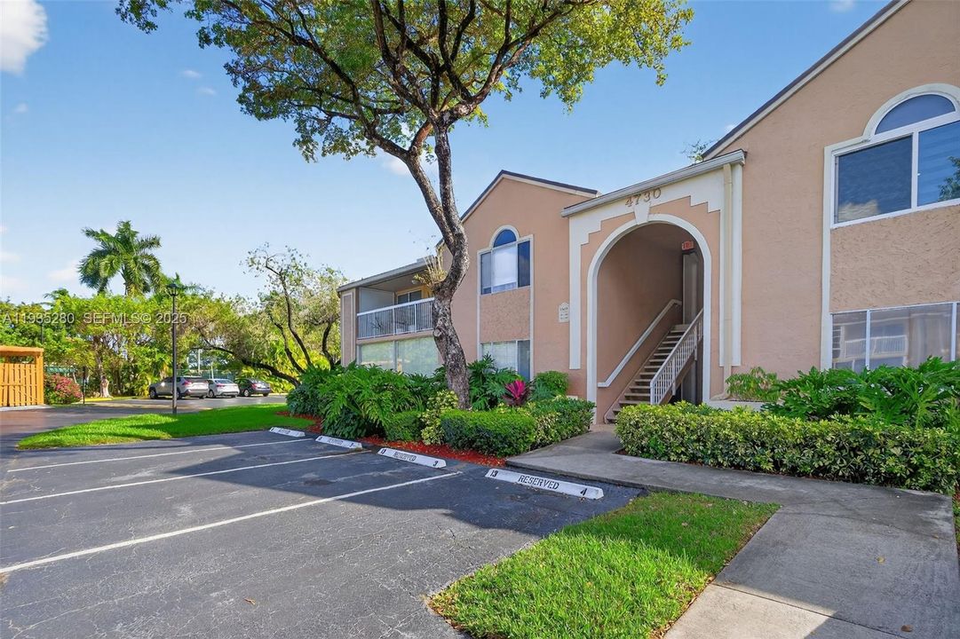 For Rent: $2,850 (2 beds, 2 baths, 926 Square Feet)