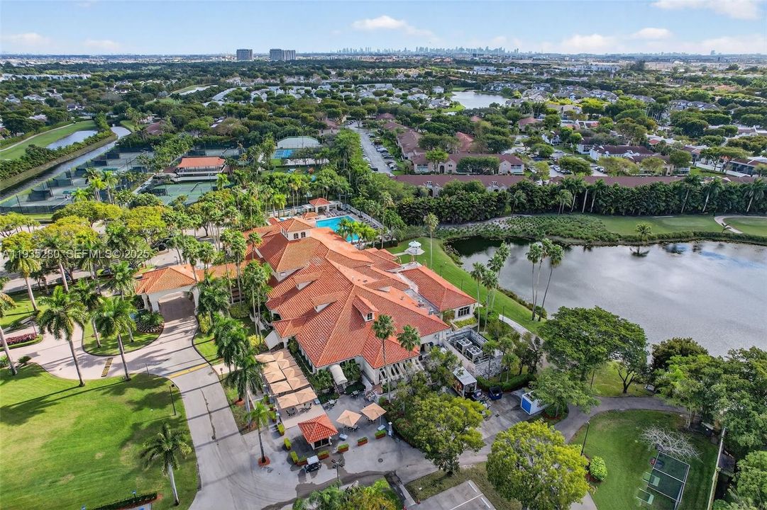 For Rent: $2,850 (2 beds, 2 baths, 926 Square Feet)