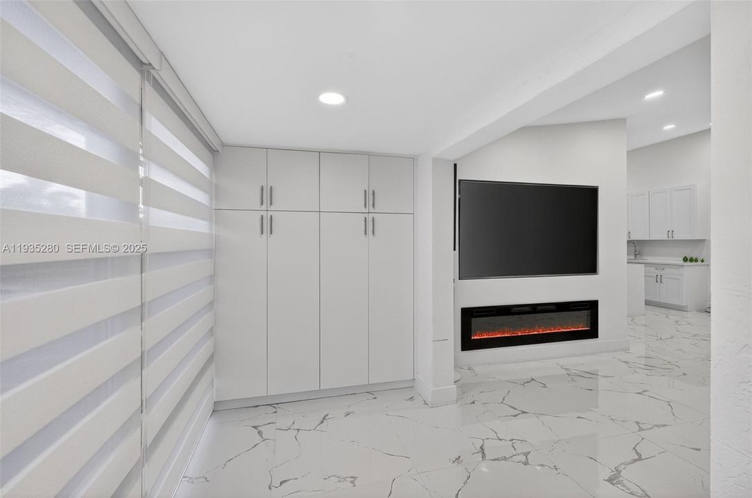 For Rent: $2,850 (2 beds, 2 baths, 926 Square Feet)