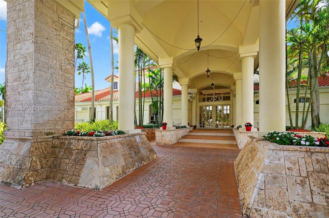 For Rent: $2,850 (2 beds, 2 baths, 926 Square Feet)