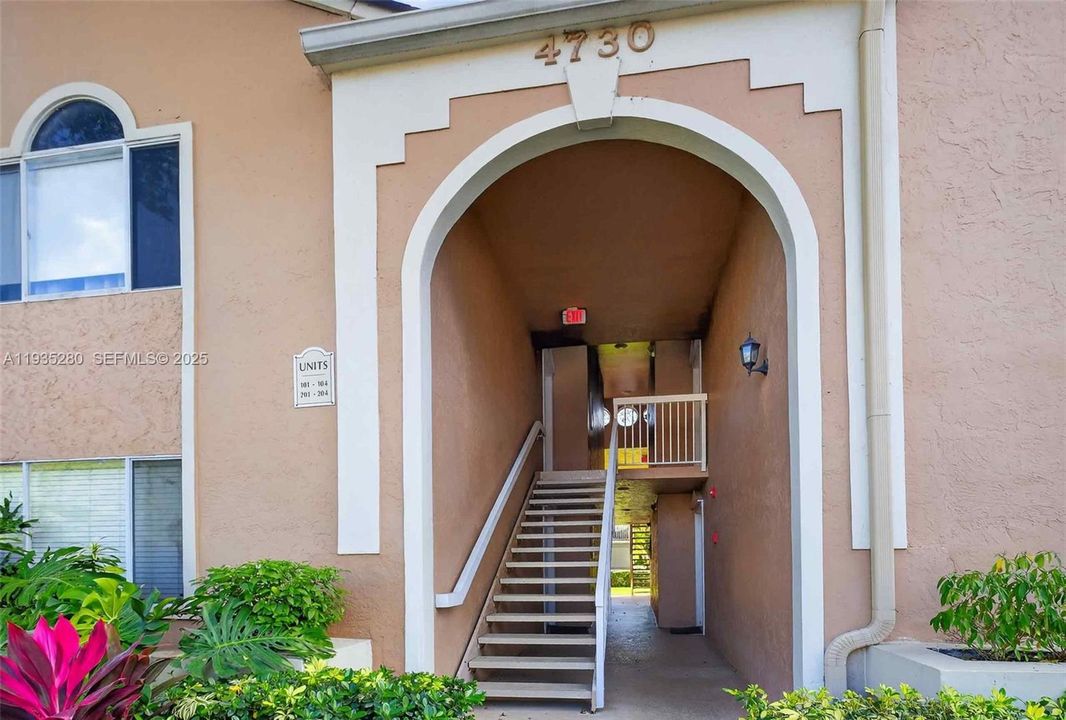 For Rent: $2,850 (2 beds, 2 baths, 926 Square Feet)