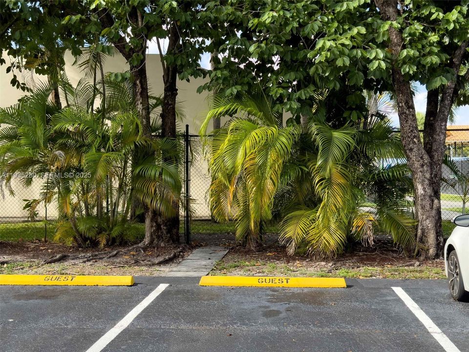 Direct entry gate from Doral Place into Doral Park Country Club within the community.  2 min. Walking