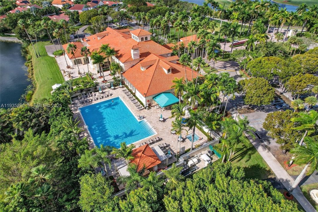 For Rent: $2,850 (2 beds, 2 baths, 926 Square Feet)