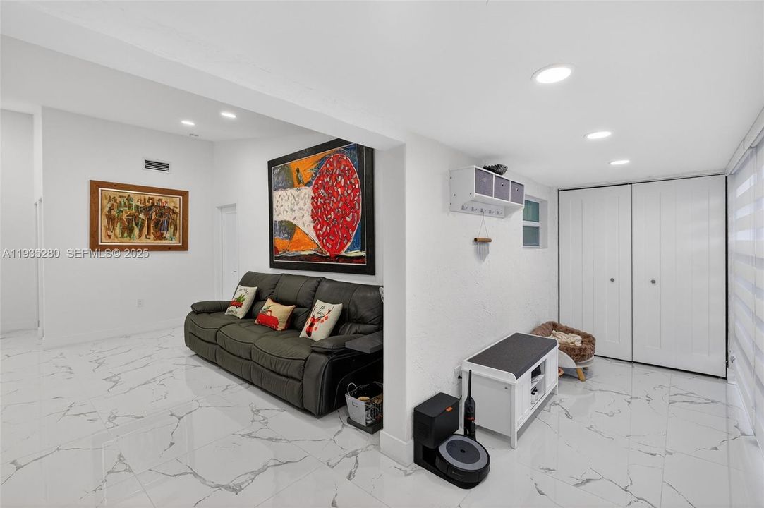 For Rent: $2,850 (2 beds, 2 baths, 926 Square Feet)