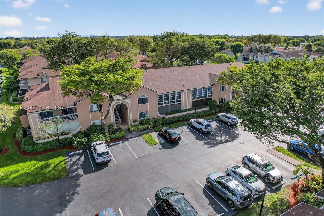 For Rent: $2,850 (2 beds, 2 baths, 926 Square Feet)